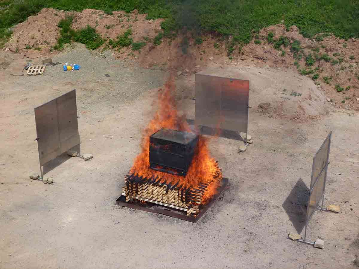UN 6c Außenbrandtest mit einem Produktionsbehälter